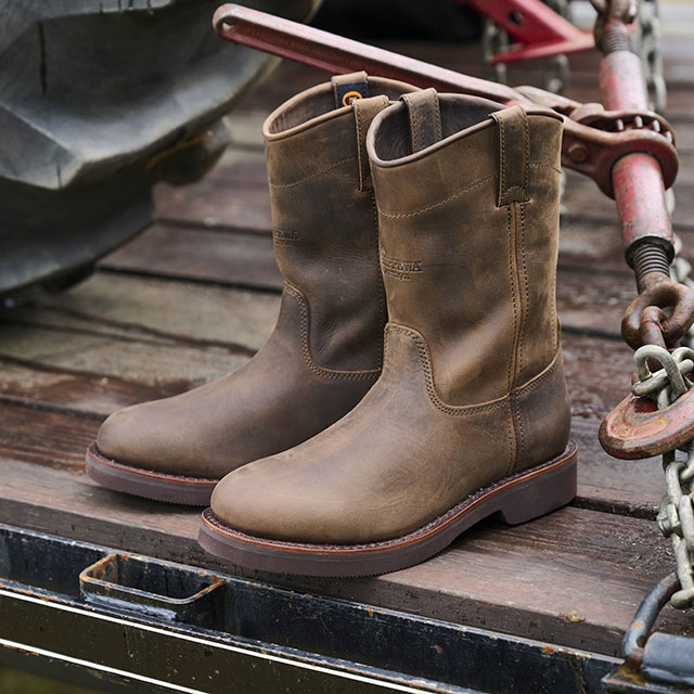 Classic 2.0 10" Pull On in Chocolate Apache (brown).